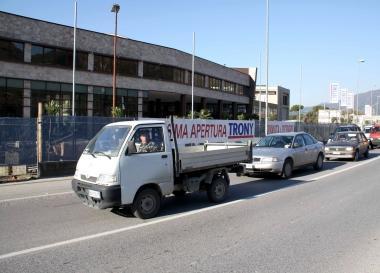 <b>TRAFFICO.</b> Le auto in fila davanti al capannone dove aprir&agrave; Trony Sotto, Rossano Forassiepi 