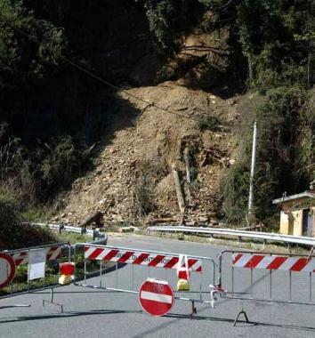 Montignoso: una frana sulla Provinciale    