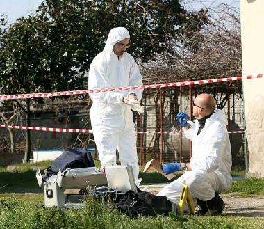 I rilievi della scientifica sul luogo del delitto nel cortile della vittima Michele Galdi      