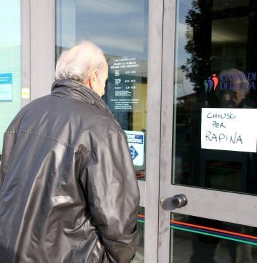 <b>BANCA. </b>Il cartello di chiusura alla filiale della Crl dopo la rapina  