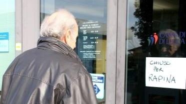 <b>BANCA. </b>Il cartello di chiusura alla filiale della Crl dopo la rapina