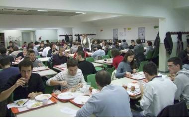 Studenti universitari alla mensa di via Betti  