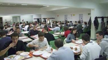 Studenti universitari alla mensa di via Betti
