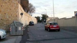 Due macchine si incrociano Presto non accadrà più in questo tratto di via Salivoli
