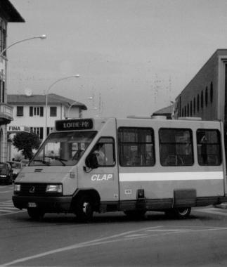 Un bussino elettrico che circola nel centro storico sono mezzi di ispirazione ecologica pensati ad hoc per i centri storici 