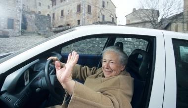 Una signora anziana alla guida della sua auto. Adesso chi ha oltre 80 anni deve rinnovare la patente ogni due anni Una procedura che ha intasato lAsl    