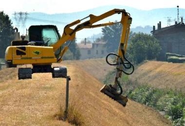 Lavori sullargine del fosso Quadrelli 