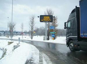 Neve, traffico in tilt chiuso casello Capannori