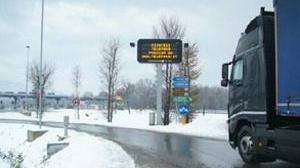 Neve, traffico in tilt chiuso casello Capannori
