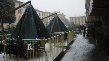 Una veduta del Piazzone innevato In primo piano il bar Salza costretto a chiudere perch&eacute; il personale non &egrave; riuscito a raggiungere Pontedera   