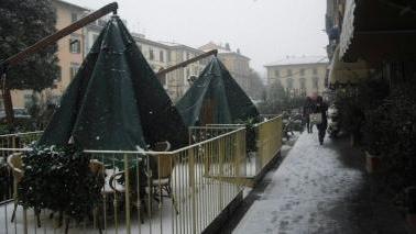 Una veduta del Piazzone innevato In primo piano il bar Salza costretto a chiudere perché il personale non è riuscito a raggiungere Pontedera