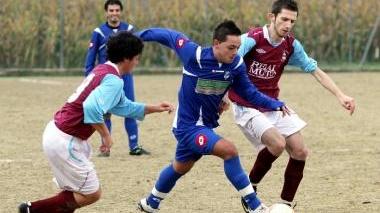 Un’azione di una partita di calcio amatoriale