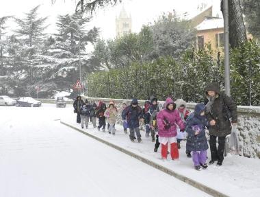 <b>MASSA MARITTIMA.</b> Piccoli studenti vanno a scuola sotto la neve 