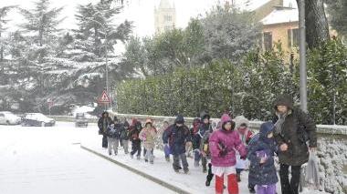 <b>MASSA MARITTIMA.</b> Piccoli studenti vanno a scuola sotto la neve