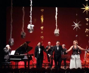 I protagonisti salutano il pubblico al termine di un concerto di Natale degli scorsi anni         