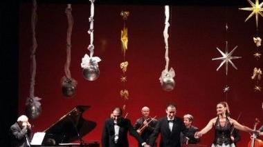 I protagonisti salutano il pubblico al termine di un concerto di Natale degli scorsi anni