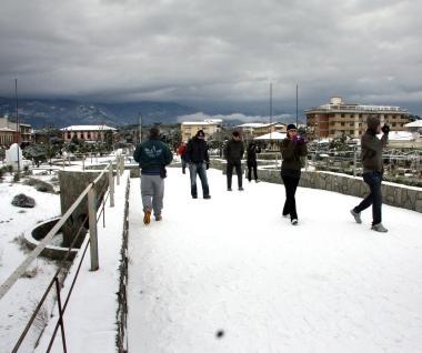 <b>MARINA.</b> Sfide a palle di neve sul pontile di Tonfano 