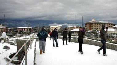 <b>MARINA.</b> Sfide a palle di neve sul pontile di Tonfano