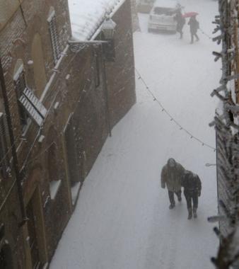 Uno scorcio del centro di Volterra innevato Qui i disagi si sono avuti soprattutto per la viabilit&agrave; 