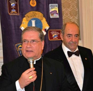 Il vescovo di San Miniato Fausto Tardelli (a sinistra) con il presidente del Lions Club Galileo Del Sarto