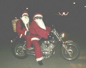 Babbo Natale in piazza con la moto a Pomarance   