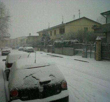 Una strada di Montemurlo coperta dalla neve 