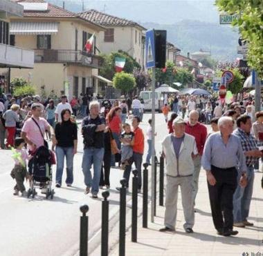 Sopra il centro di Fornaci di Barga e sotto il sindaco Marco Bonini 
