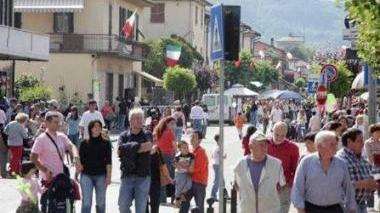 Sopra il centro di Fornaci di Barga e sotto il sindaco Marco Bonini
