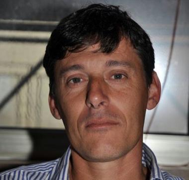 Massimo Carlotti consigliere comunale del Pd e a fianco un impianto fotovoltaico 
