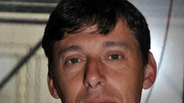Massimo Carlotti consigliere comunale del Pd e a fianco un impianto fotovoltaico