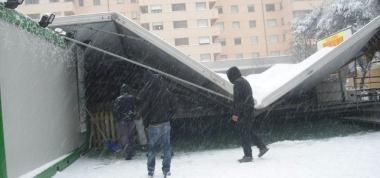 Il tetto della pista di pattinaggio crollato sotto il peso della neve 