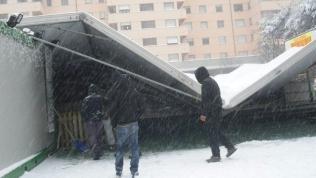 Il tetto della pista di pattinaggio crollato sotto il peso della neve