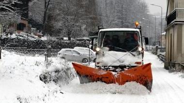 Un mezzo spalaneve al lavoro