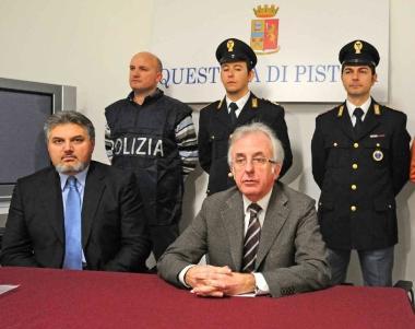 Il capo della squadra mobile (a sin.) e il questore illustrano loperazione 