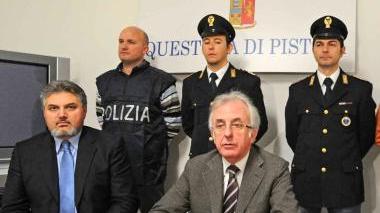 Il capo della squadra mobile (a sin.) e il questore illustrano l’operazione