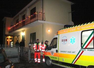 Labitazione dove &egrave; avvenuto lepisodio e (sotto) un carabiniere di fronte al cancello della casa  