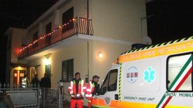 L’abitazione dove è avvenuto l’episodio e (sotto) un carabiniere di fronte al cancello della casa