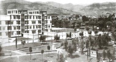 In questa foto depoca gentilmente messa a disposizione dai residenti del quartiere, il villaggio in costruzione. A fianco il mercatino della frutta 