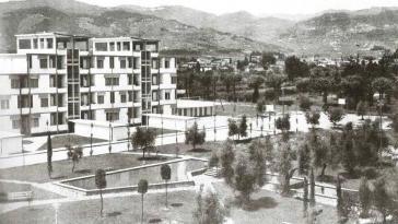 In questa foto d’epoca gentilmente messa a disposizione dai residenti del quartiere, il villaggio in costruzione. A fianco il mercatino della frutta