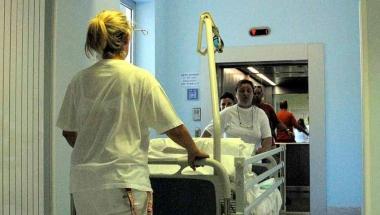 <b>IN CORSIA.</b> Personale medico al lavoro in reparto 
