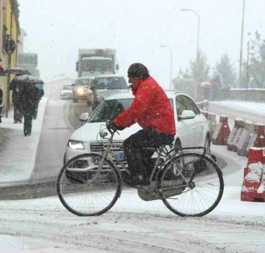 Traffico in tilt allora di punta in via Fermi, nella zona industriale di SantAgostino. Sopra, un ciclista coraggioso sul ponte dellArca 