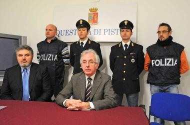 Il capo della squadra mobile (a sinistra) e il questore illustrano loperazione Shpirt 