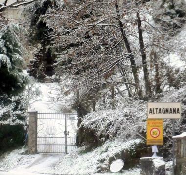 <b>SOTTO LA NEVE.</b> Fiocchi bianchi in montagna Sopra, Altagnana completamente imbiancata 