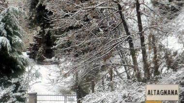 <b>SOTTO LA NEVE.</b> Fiocchi bianchi in montagna Sopra, Altagnana completamente imbiancata