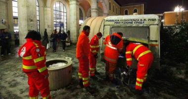 La stazione invasa dai passeggeri rimasti bloccati per il mancato arrivo dei treni Sotto una delle tende montate ieri sera    