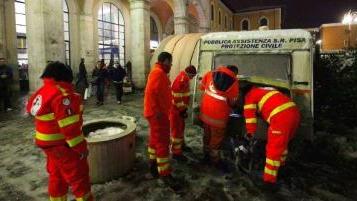 La stazione invasa dai passeggeri rimasti bloccati per il mancato arrivo dei treni Sotto una delle tende montate ieri sera