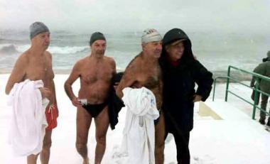 Un bel bagno ai Pancaldi per esorcizzare la nevicata: ecco i coraggiosi ieri mattina 