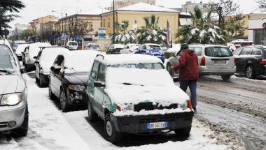 Strade imbiancate nel centro di Venturina, dove la neve ha raggiunto dieci centimetri    
