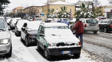 Strade imbiancate nel centro di Venturina, dove la neve ha raggiunto dieci centimetri