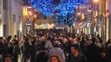 <b>CORSO CARDUCCI.</b> Gremito di gente in questi giorni